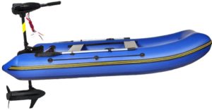 Schlauchboot auf Wasser mit elektromotor