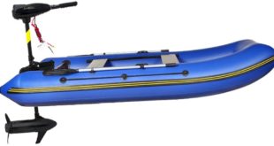 Schlauchboot auf Wasser mit elektromotor